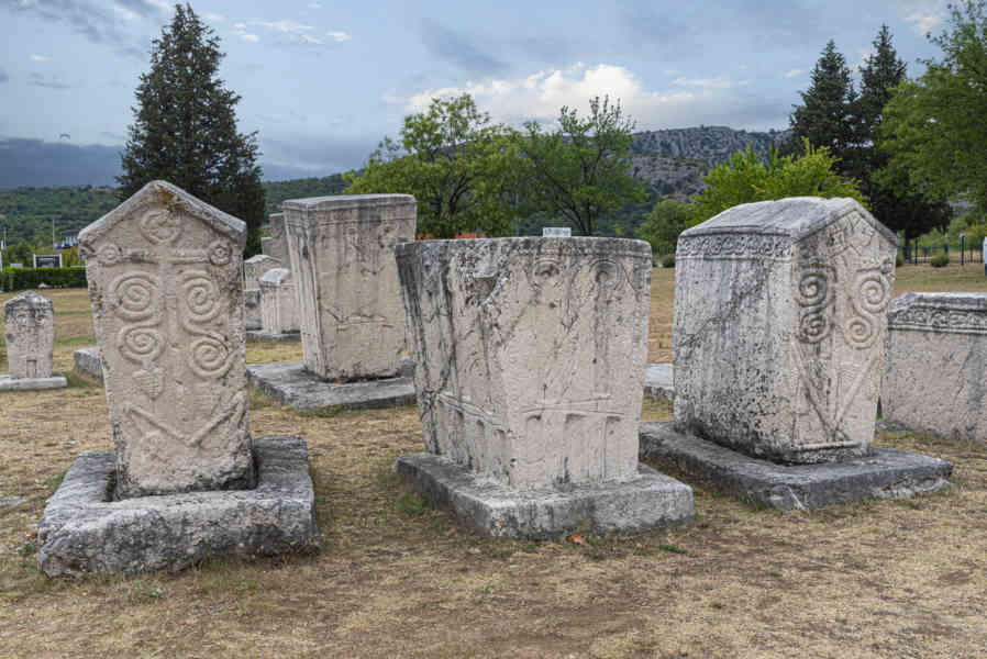 Bosnia y Herzegovina - Stolac - necrópolis de Radimlja - tumbas Stecci 12.jpg